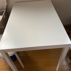 ダイニングテーブル4人用 110cm × 70cm 椅子1脚つき