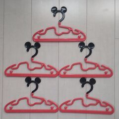 100円で。ミッキーマウスのハンガー５個です。の画像