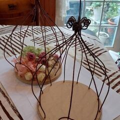 鳥かごのフラワーアレンジメントの画像