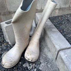 破れた長靴