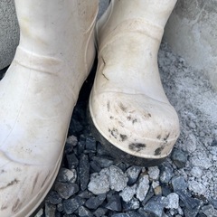 破れた長靴の画像