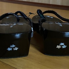 螺鈿細工のサンダルの画像