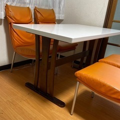 椅子付きのダイニングテーブル