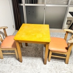 無料｜小さなダイニングテーブルセット（椅子色あせあり）