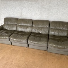 型は古いがかなりしっかりしたソファー