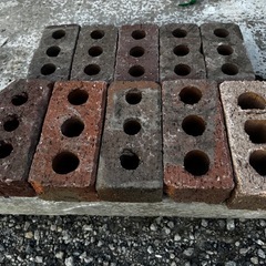 ３つ穴レンガ（1個100円）