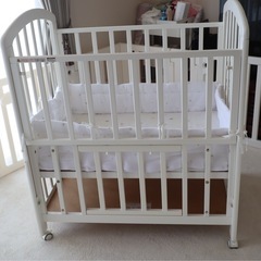 ベビーベッド ミニサイズ カトージ 白の画像