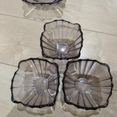 紫がかったガラスの器の画像