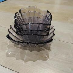 紫がかったガラスの器の画像
