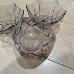 紫がかった器の画像