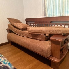 木製フレーム付き 2〜3人掛けソファの画像