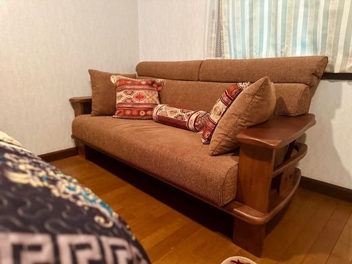 木製フレーム付き 2〜3人掛けソファ