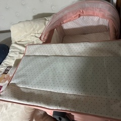 ベビーベッド🩷　可愛いピンクの画像