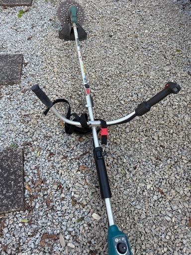 マキタ　充電式草刈機　MUR183UD