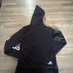 adidas パーカーの画像