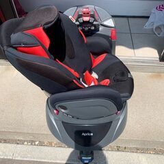 Aprica チャイルドシート 赤黒の画像