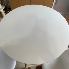 丸型テーブルと椅子二脚セットの画像