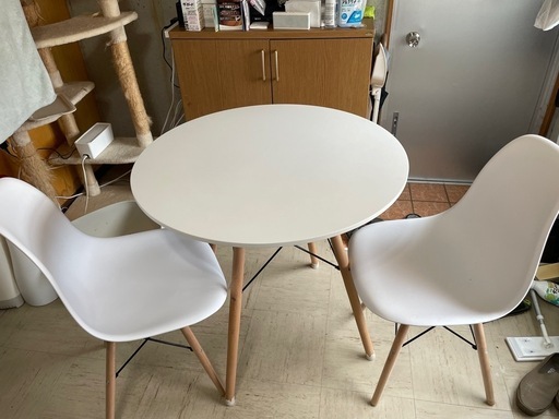 丸型テーブルと椅子二脚セット