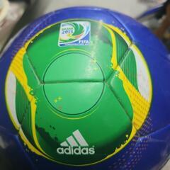 アディダス　子供用サッカーボールの画像