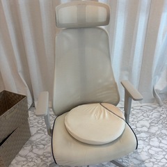 背中も少し倒れる椅子