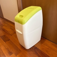 Aprica   おむつ入れ　ゴミ箱