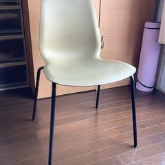 椅子： IKEAのBroringe（ベージュ）一脚