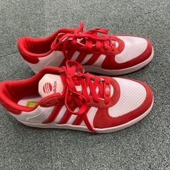 adidas スニーカーの画像