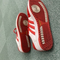 adidas スニーカーの画像