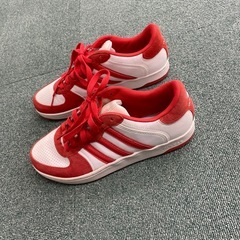 adidas スニーカーの画像