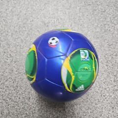 アディダス　子供用サッカーボールの画像