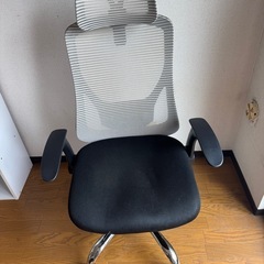 オフィスチェア　タンスのゲン　アームレスト跳ね上げ式
