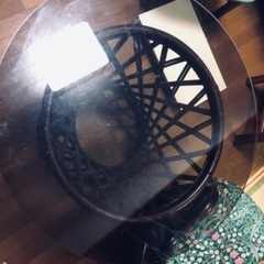 ガラスの丸テーブル