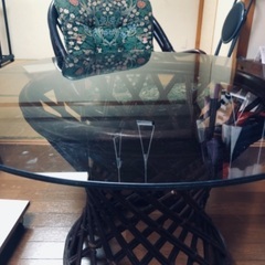 ガラスの丸テーブルの画像