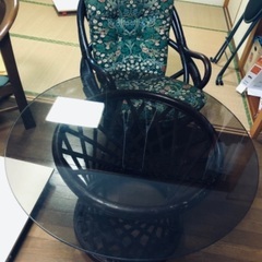 ガラスの丸テーブルの画像