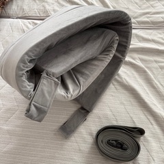 【マタニティ雑誌掲載】kurevy ベッド 隙間パッド パッド幅30cm すきまパッド 高級ベロアカバー付き マットレスバンド ベッドパッド マットレス 隙間スペーサー 隙間埋め 連結 固定ベルト10m 日本語取付説明書付き 日本メーカー国内検品済（30cmグレー 洗濯カバー付き） の画像