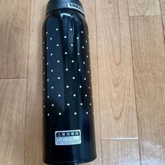 (話し中)1.5L黒い水筒 保冷用 