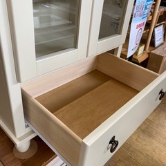 🎀バイカラー🎀ガラスキャビネット 木製 無垢 キッチンキャビネット チェスト 扉収納 キャビネット 食器棚 リビング収納 木製 リビング家具 飾り棚 アンティーク 扉棚 カントリー家具 パイン材 白 北欧 おしゃれ レトロ 姫系 新生活 NO.2199Fの画像