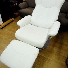 ニトリ パーソナルチェア オットマン付き ホワイト レザー調 無段階リクライニング Nシールド リクライニングチェア 1人掛け 西岡店の画像