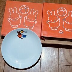 ミッフィーカレー皿２枚、小皿２枚、計４枚の画像
