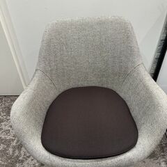 ブラウン系　回転椅子の画像