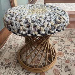 【お取引中】
籐のガラス丸テーブル　回転椅子2脚　丸椅子2脚5点セット の画像