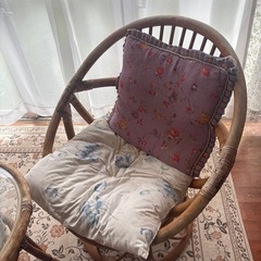 【お取引中】
籐のガラス丸テーブル　回転椅子2脚　丸椅子2脚5点セット の画像