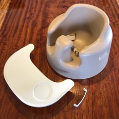 ベビーシート　　ESSIAN ベージュ　腰ベルト、テーブル付き　バンボ
