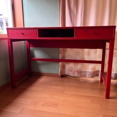 赤でペイントしたIKEA のデスク
