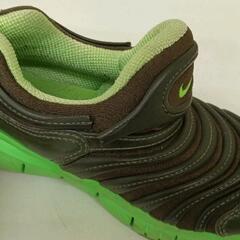 0602-145 NIKEスニーカー17cm　左右色違い※難ありの画像