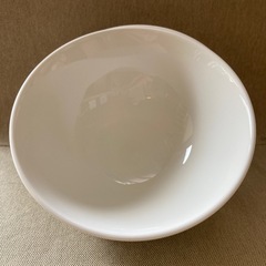 シンプルな白いサラダボール　深皿　どんぶり　三つセット
の画像