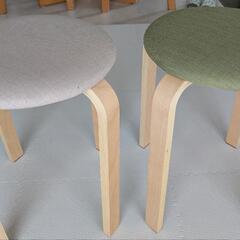 木製丸椅子2脚ベージュとグリーン