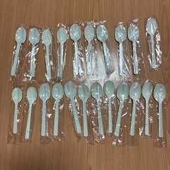 使い捨てプラスチックスプーンとフォークのセットの画像