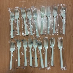使い捨てプラスチックスプーンとフォークのセットの画像