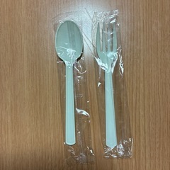 使い捨てプラスチックスプーンとフォークのセットの画像